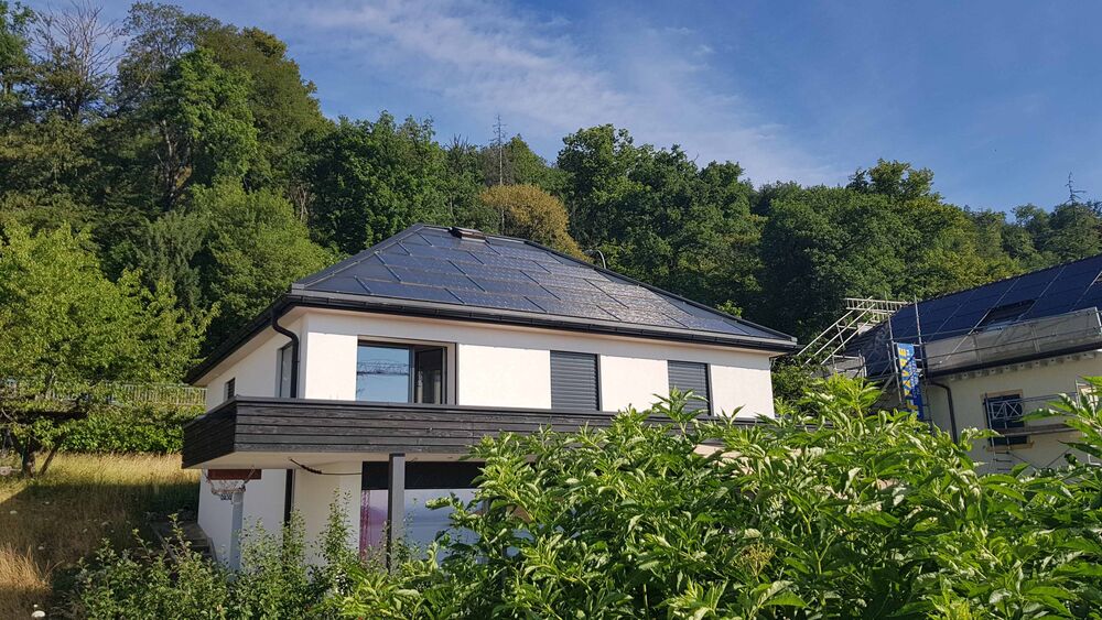HEV-Sondersolarpreis 2023: 321 % PEB-EFH nach Renovation in Neuchâtel NE (nachher). (Fotos: Schweizer Solarpreis 2023)